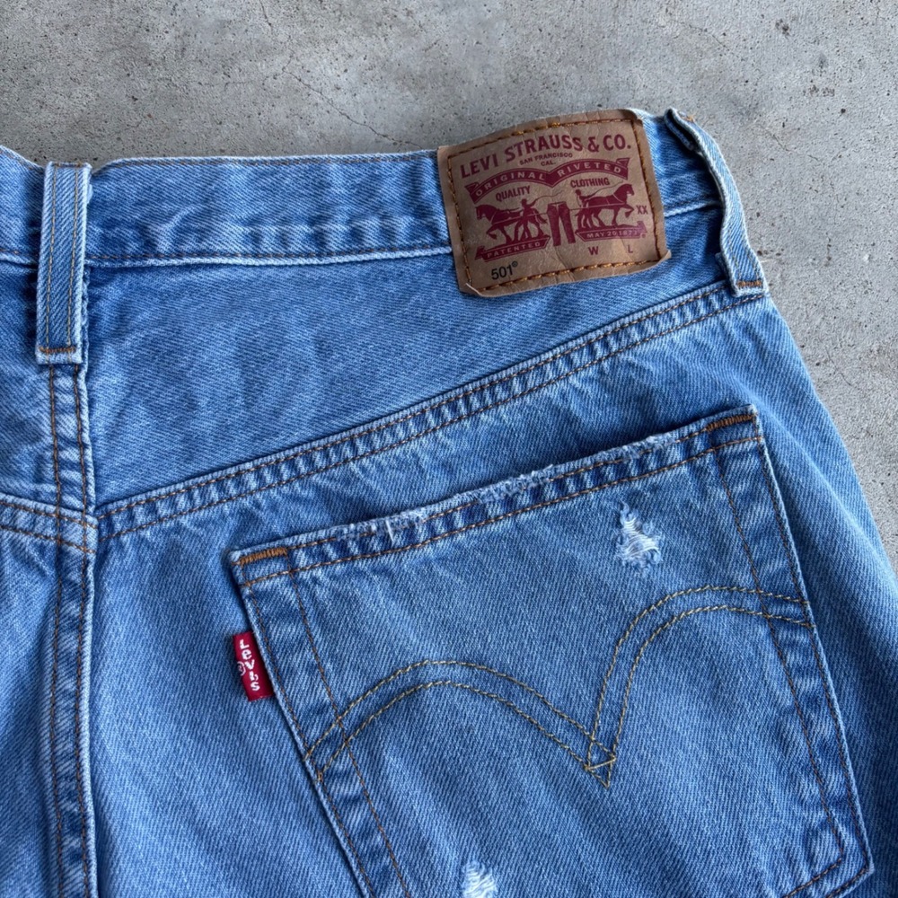 Levis 501‎ Womens Denim Shorts Frayed Hem Distressed Ripped Light Wash 30 - Picture 4 of 6